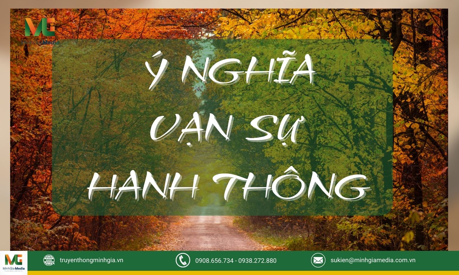Bàn tay cầm tấm thiệp chúc mừng năm mới với họa tiết may mắn, tượng trưng cho lời chúc vạn sự hanh thông