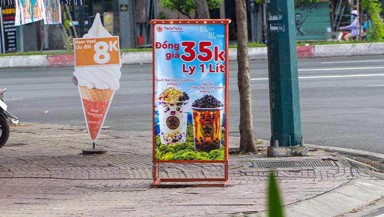 bienbatquangcaodungdattrenviahethuhutkhachhang Biển bạt quảng cáo đứng đặt trên vỉa hè thu hút khách hàng