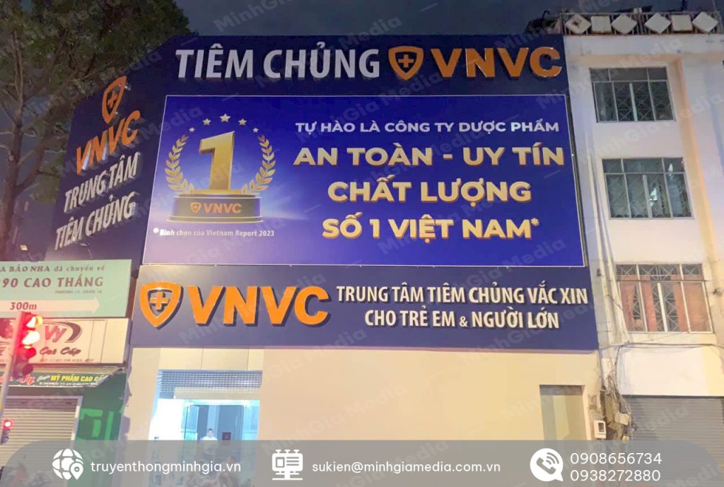 bienbatquangcaolaptruocmattientrungtamtiemchungVNVC Biển bạt quảng cáo lắp đặt trước mặt tiền Trung tâm tiêm chủng VNVC